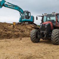 Bagger und Traktor