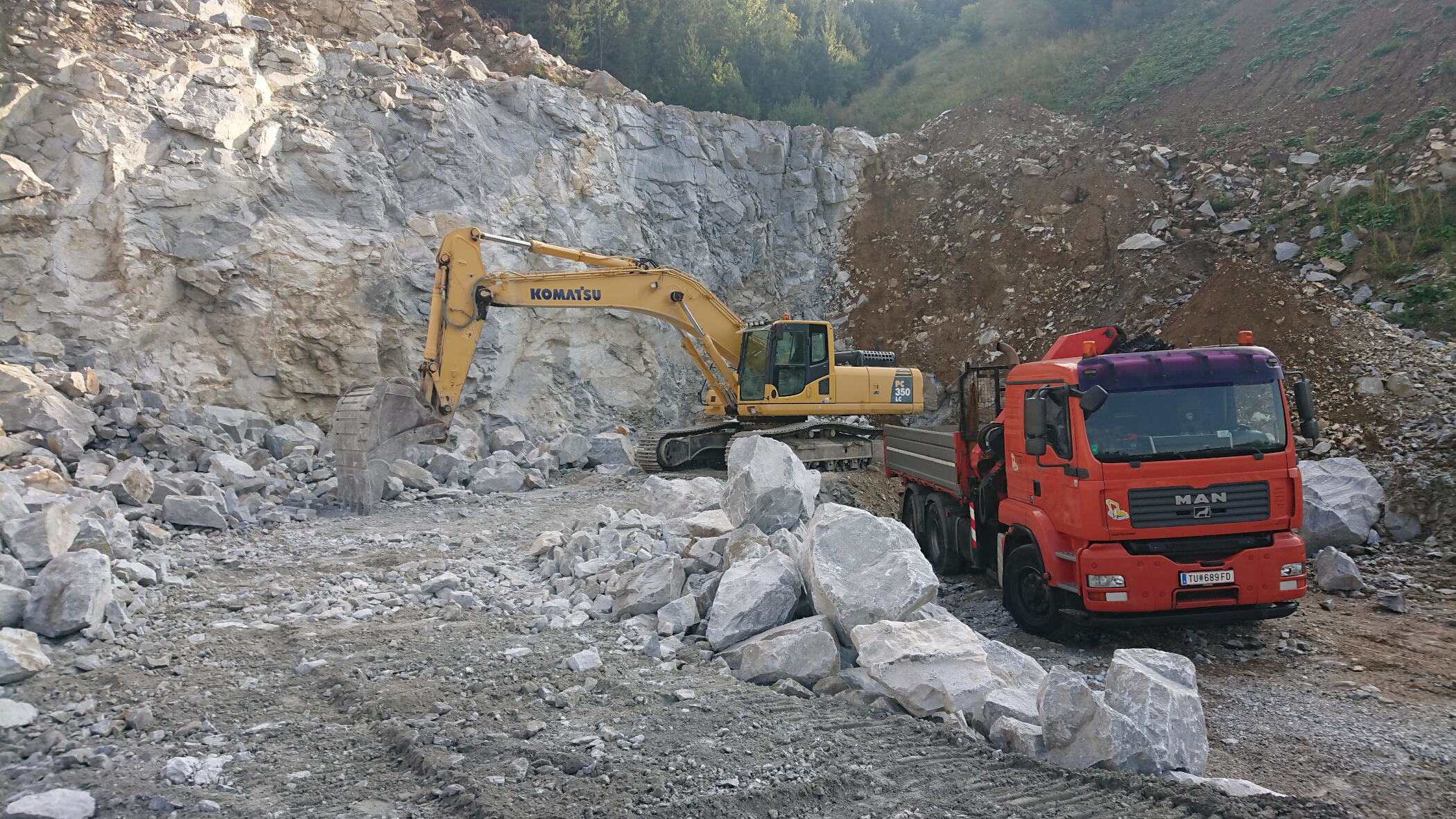 Abtransport von Steinen durch Josef Hochreiter Baggerarbeiten & Transporte