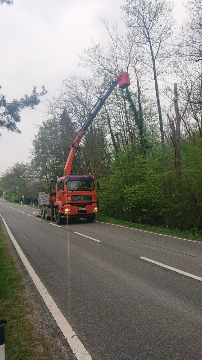 Lkw mit Kran von Josef Hochreiter Baggerarbeiten & Transporte