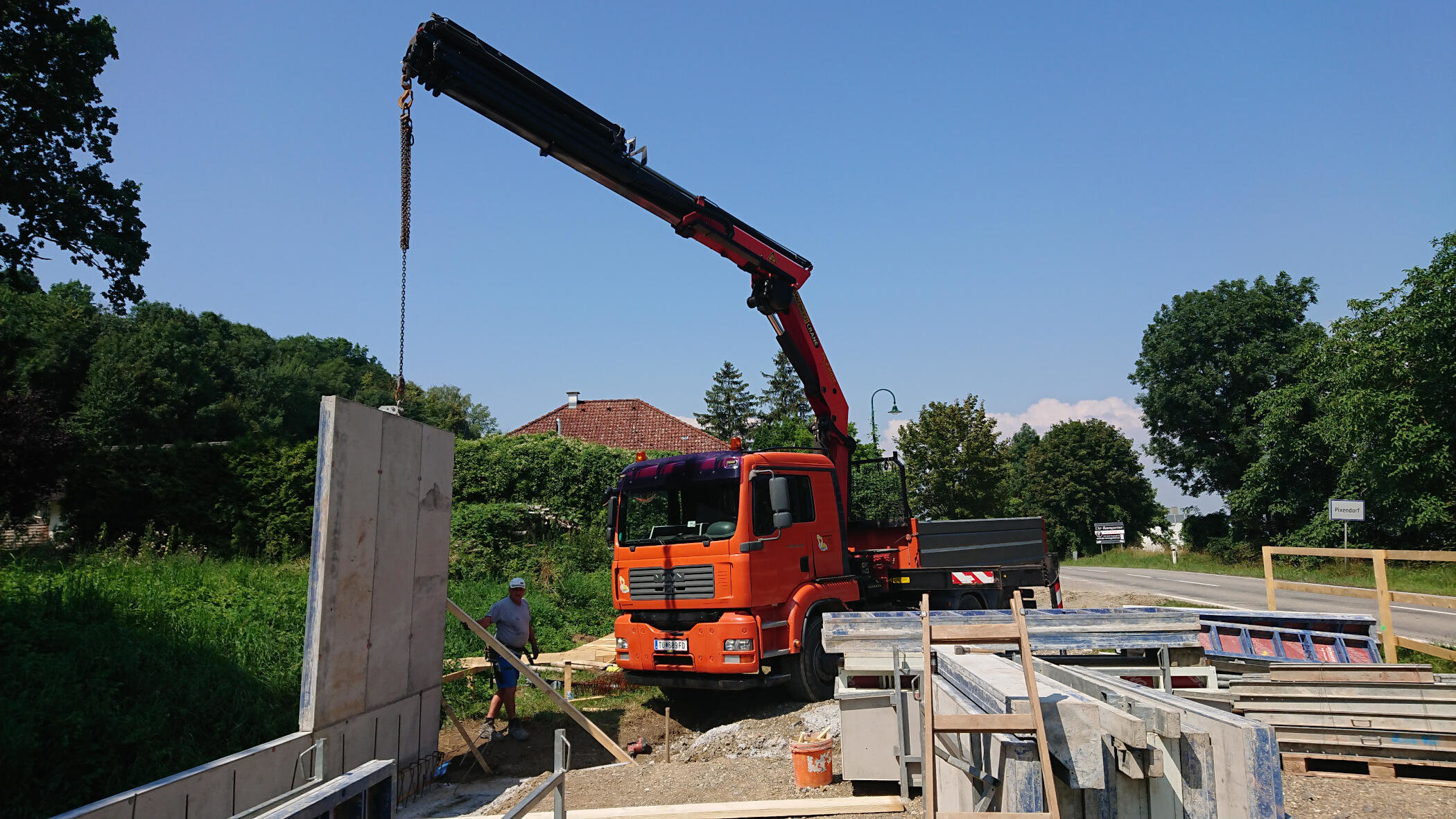 Abriss eines Gebäudes durch Josef Hochreiter Baggerarbeiten & Transporte