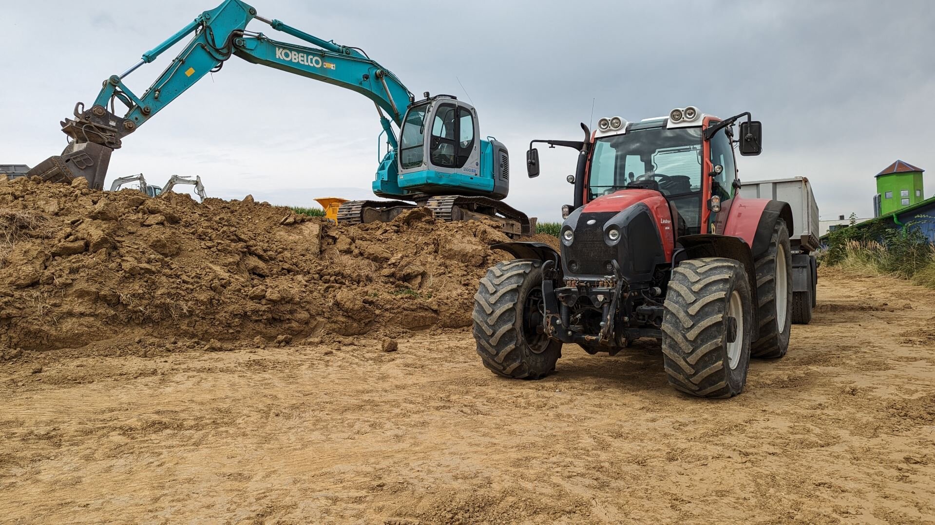 Bagger und Traktor
